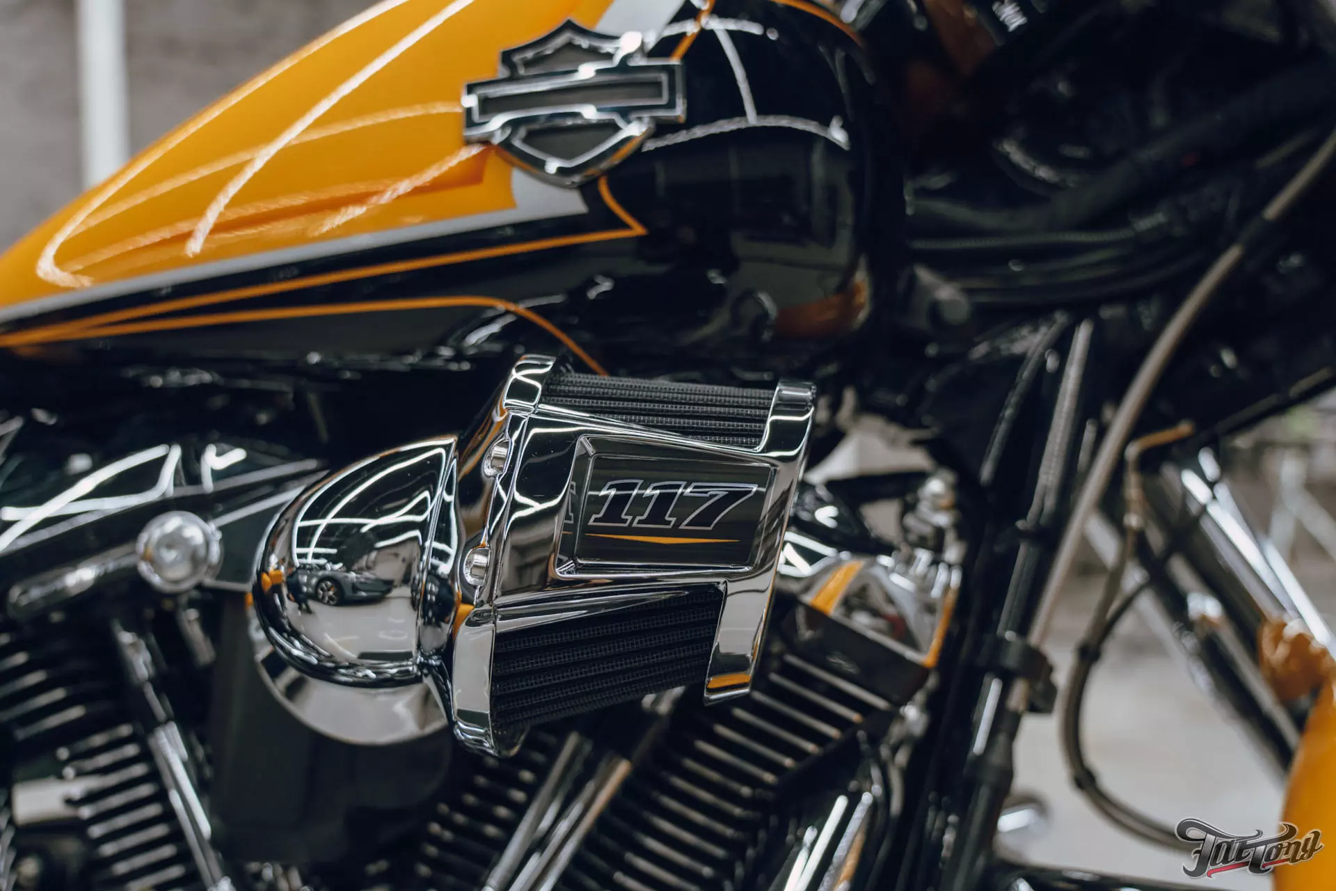 Оклейка эксклюзивного Harley-Davidson Electra Glide в глянцевый полиуретан